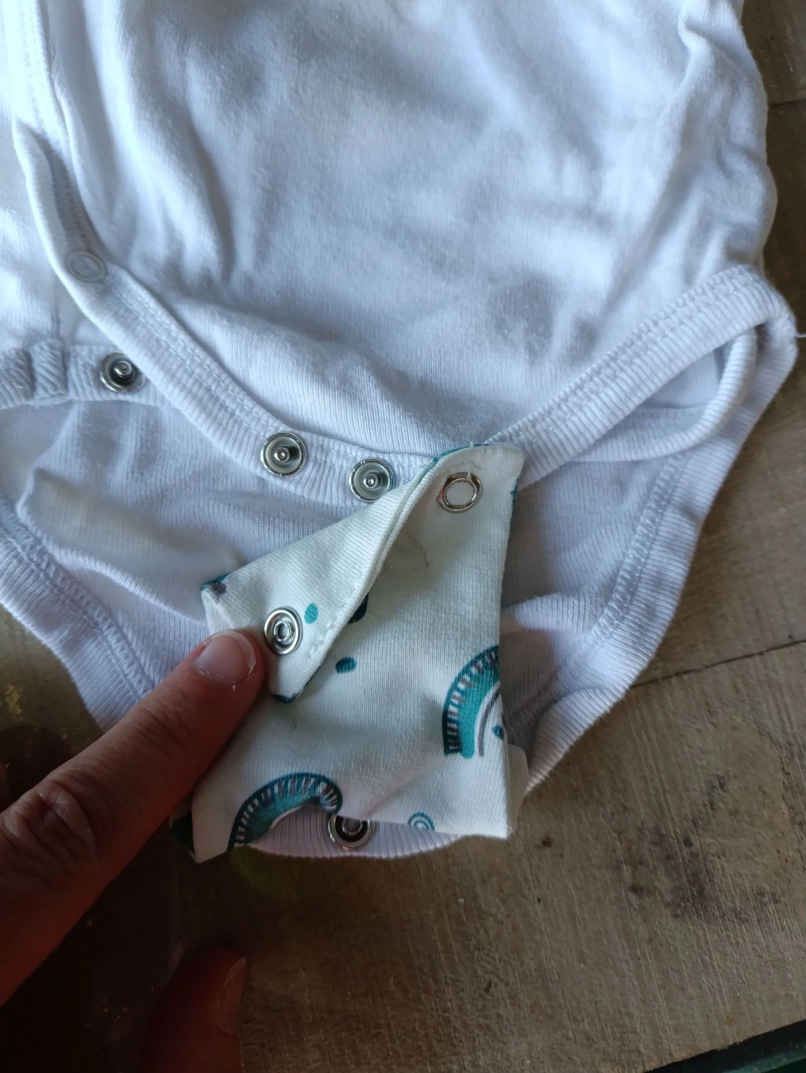 Rallonge pour body bébé • compatible avec la plupart des bodies • arc en ciel vert 